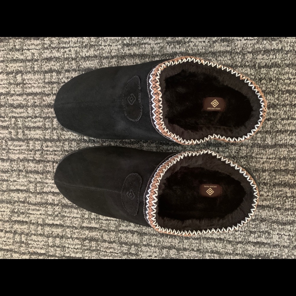 Men’s super cozy leather upper slippers. Black size 14.